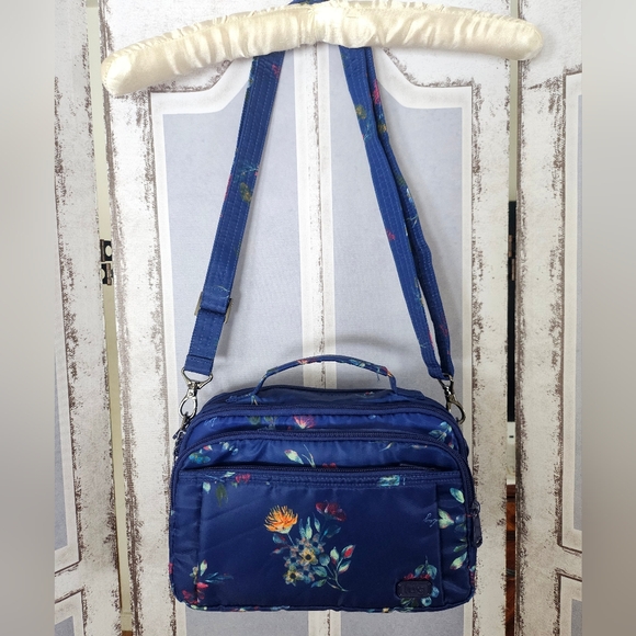 Lug Scoop In Bouquet Blue With NWT Heart Pouch - Picture 3 of 13